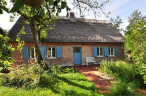 Historisches Reetdachhaus mit Bauwagen und großem Obstgarten Ueckermünde